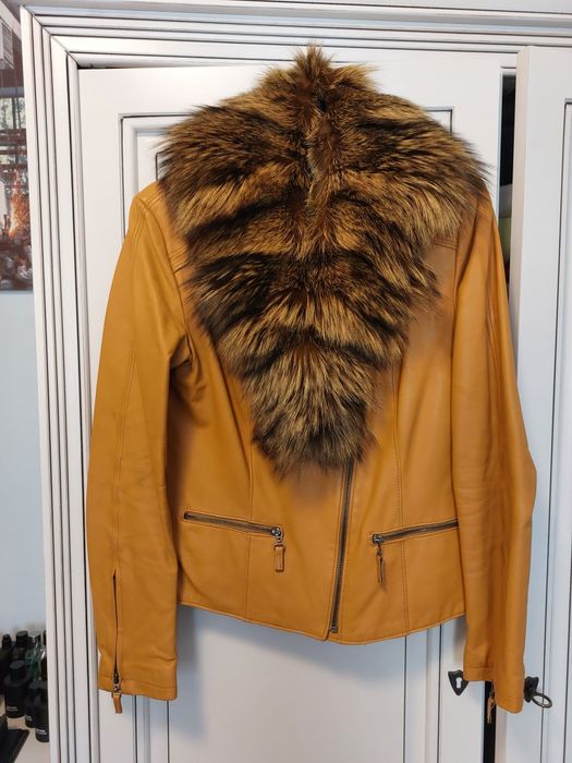 Geaca/jachetă piele naturala mărime M. Guler blana naturală.