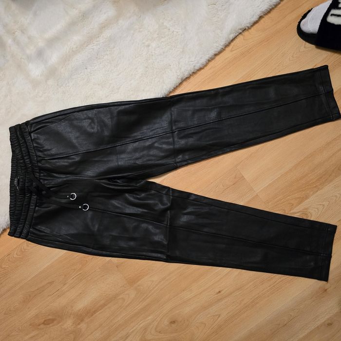Кожен панталон Guess