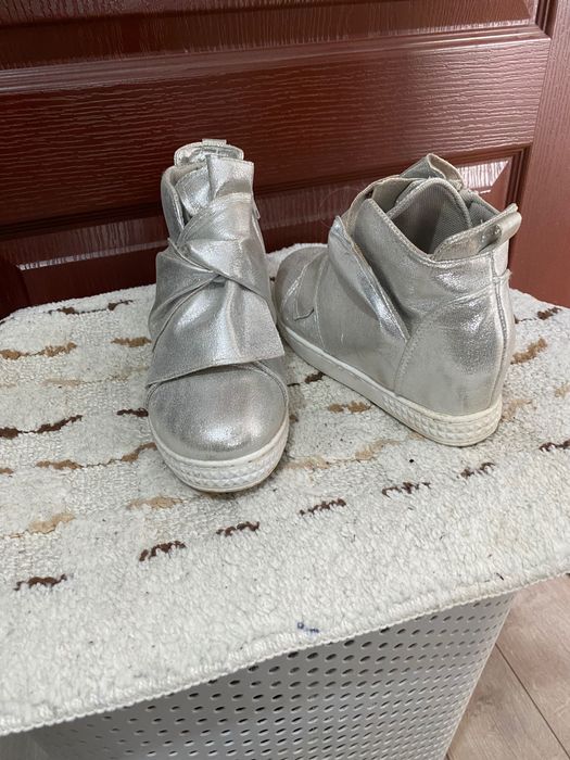 Сребристи боти с ниска вътрешна платформа