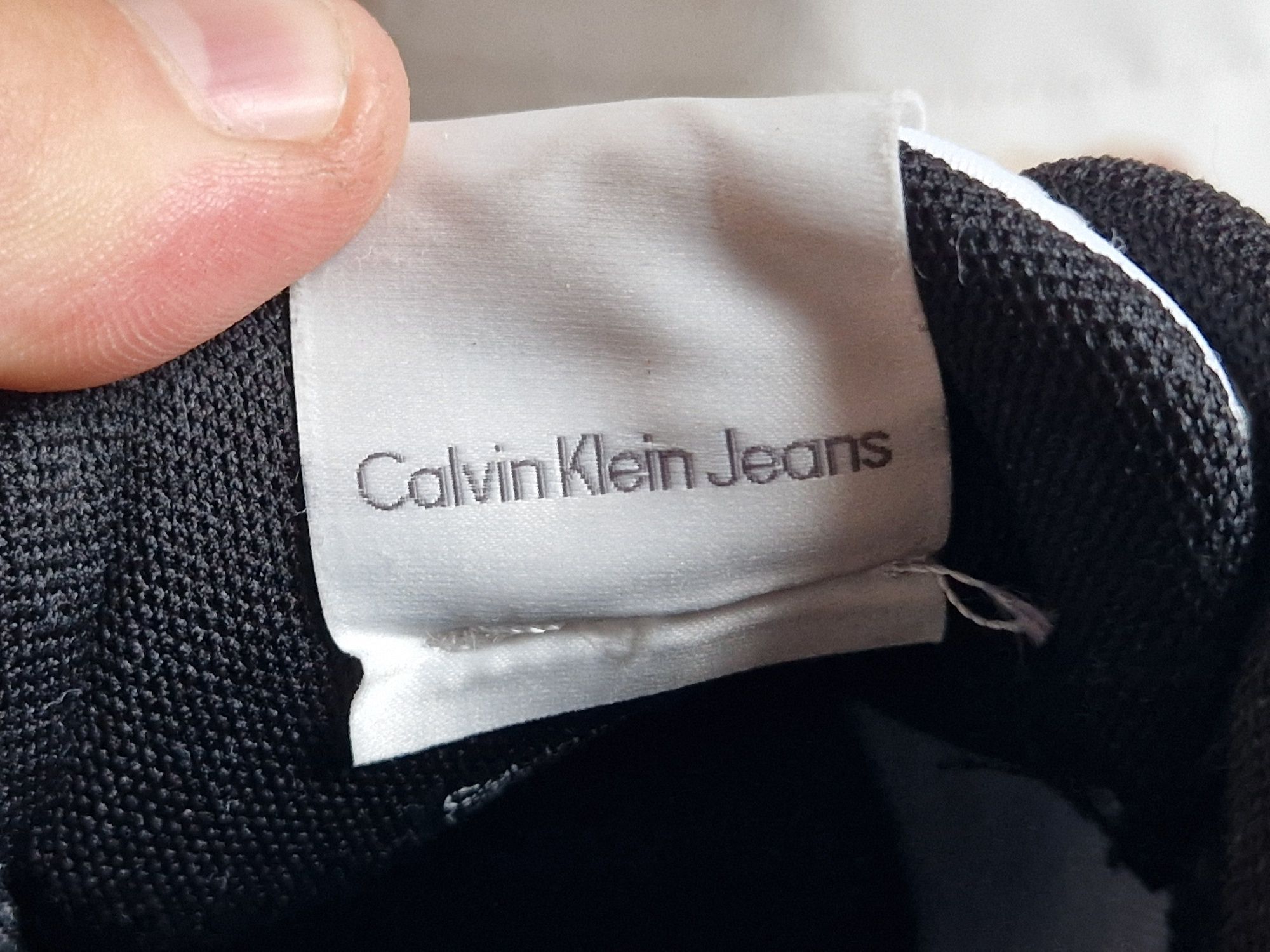 Vând adidași Calvin Klein