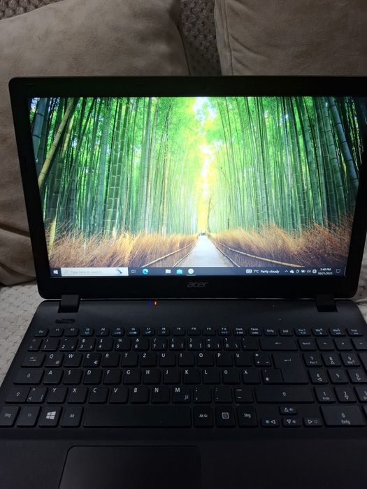 Laptop Acer și MacBook