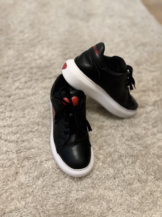 Adidasi Love Modchino