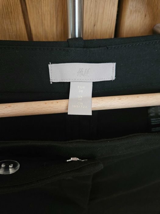 Панталон в черен цвят на марката H&M в рамер 38, официален
