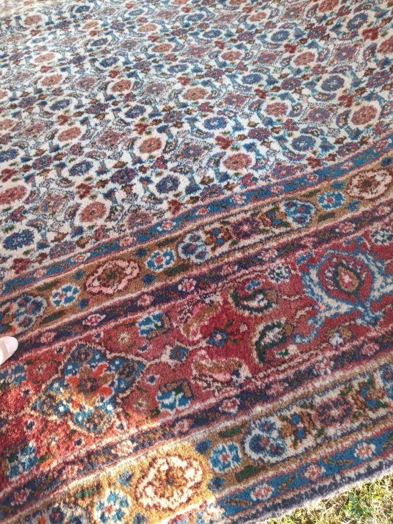 Стар персийски килим.