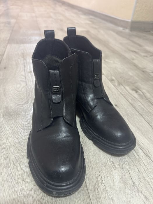 Продаю кожанные ботинки в хорошем состояний .