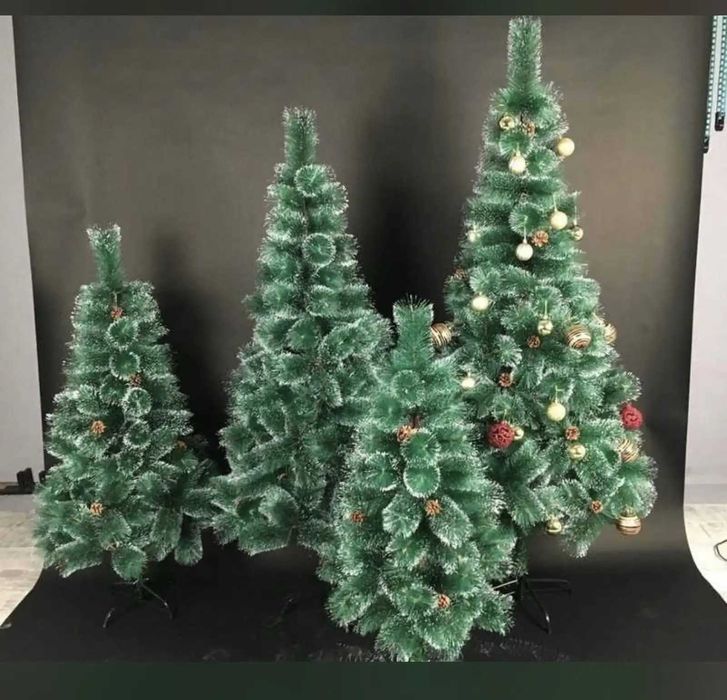 Изкуствена коледна елха с кръстата стойка и бели връхчета