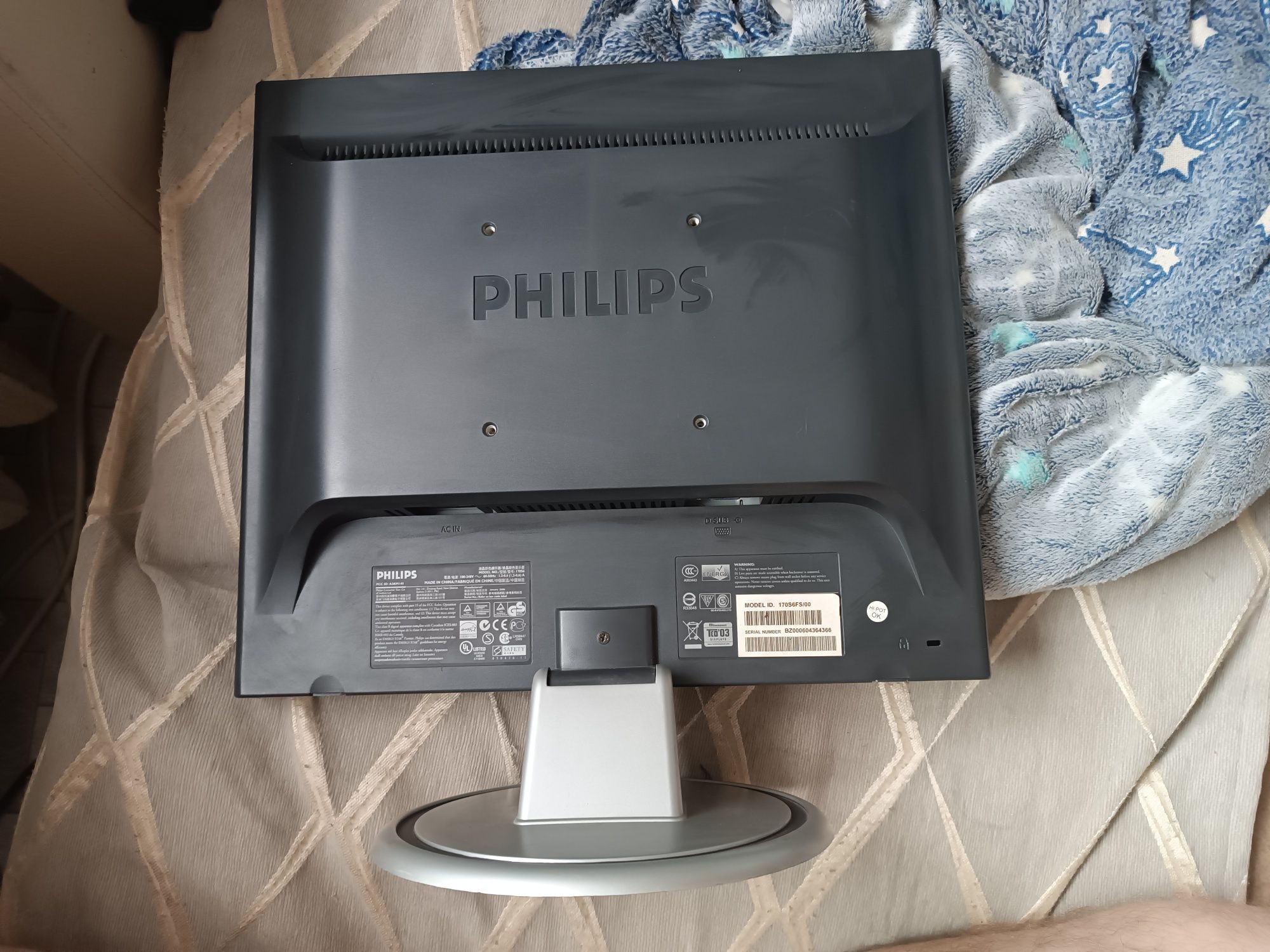 Монитор philips в рабочей состоянии