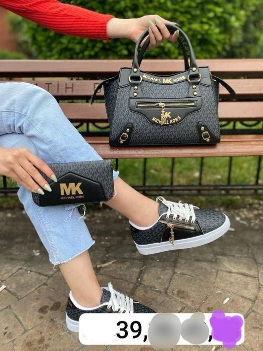 Geanta cu portofel și adidași