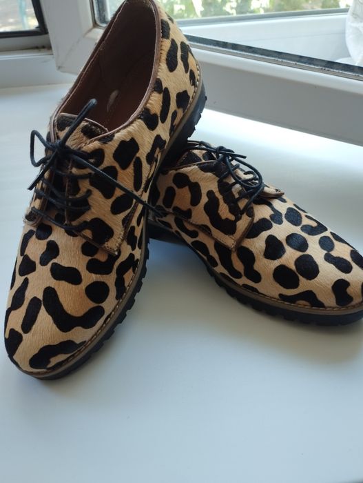 Обувь подходит для средних и  более широких стоп.