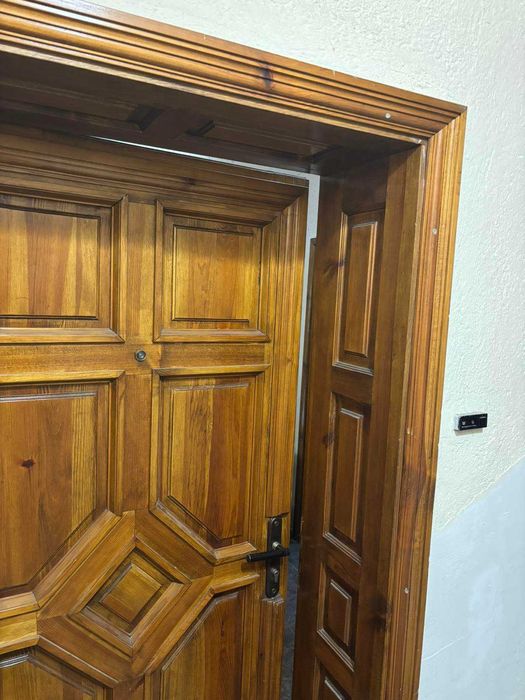 Масивна входна врата