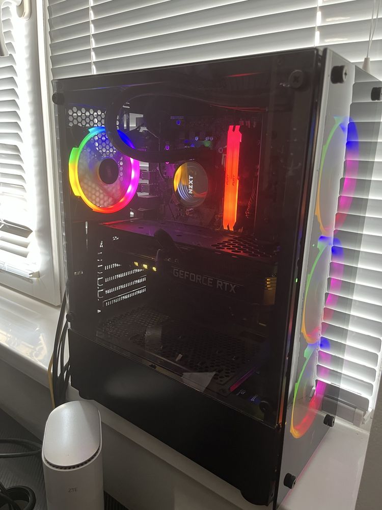 Геймърски компютър с RTX 3070 Ti + 2 монитора