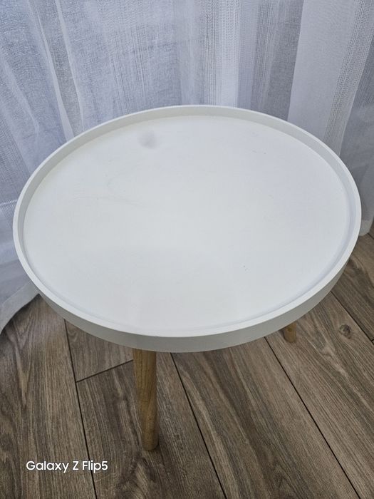 Помощна маса  в бяло с крака в цвят дъб