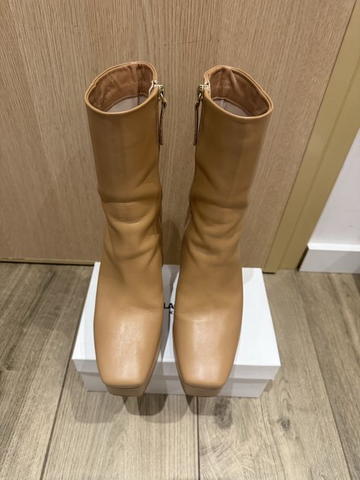 Продавам кожени боти Zara