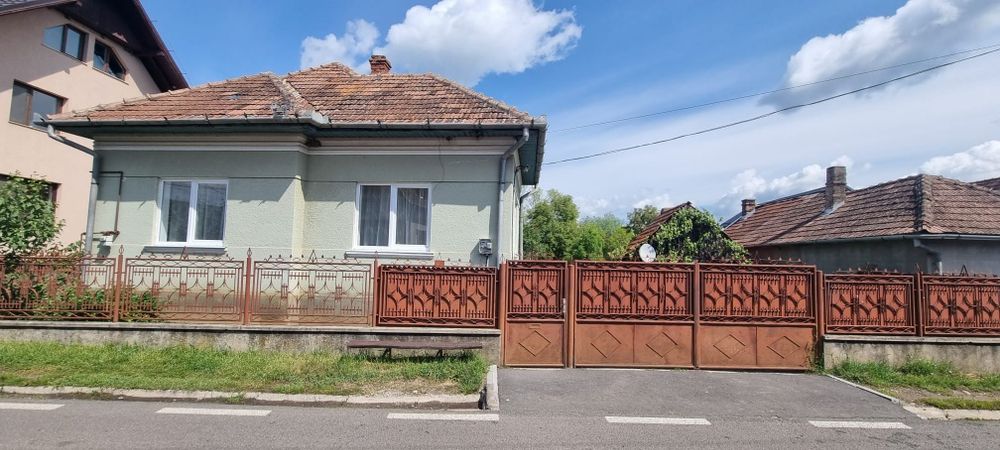 Inchiriez casă in luna de sus