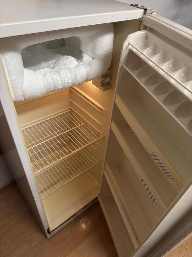 Frigider Arctic cu congelator