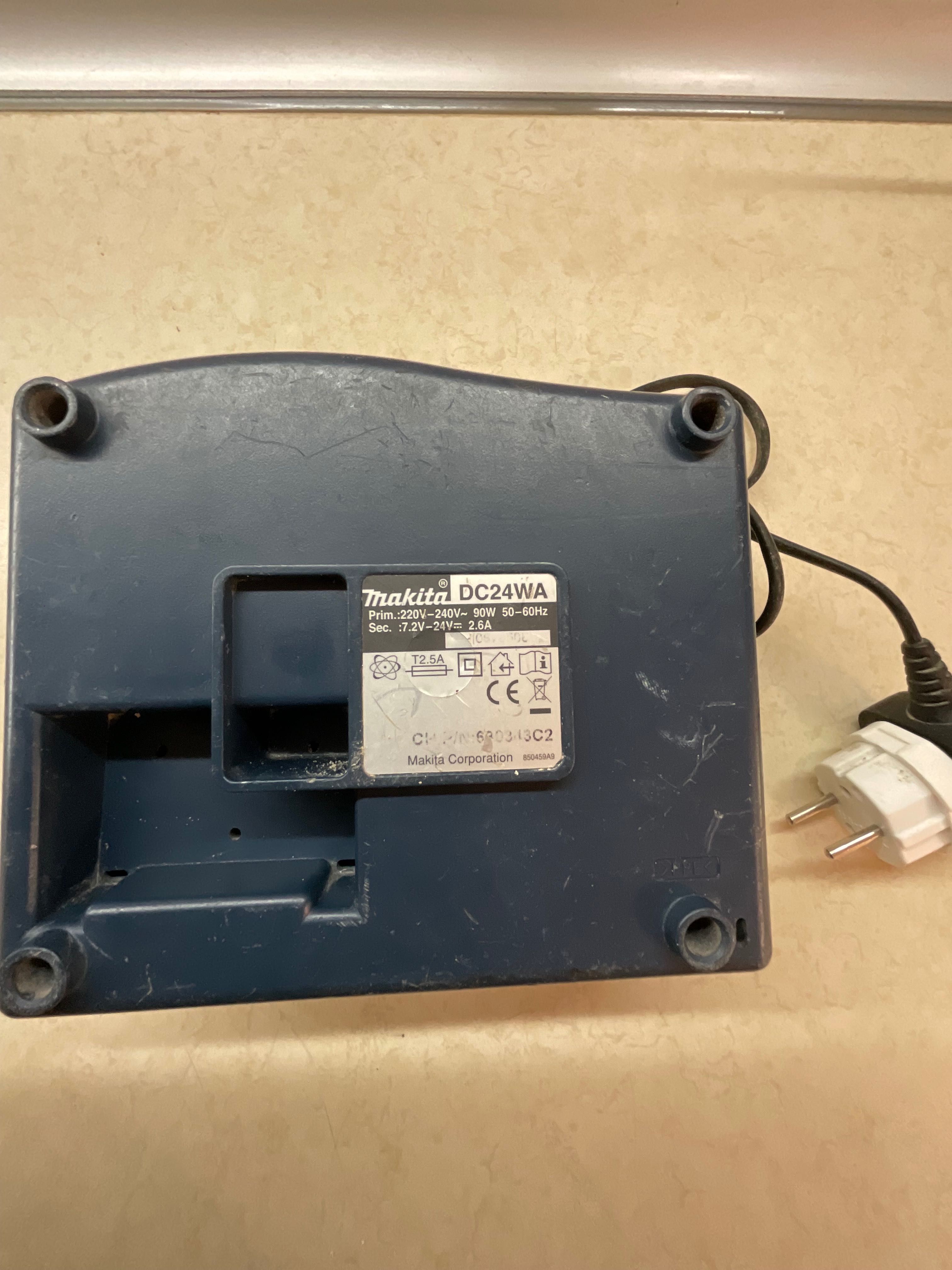 Makita зарядно DC24WA