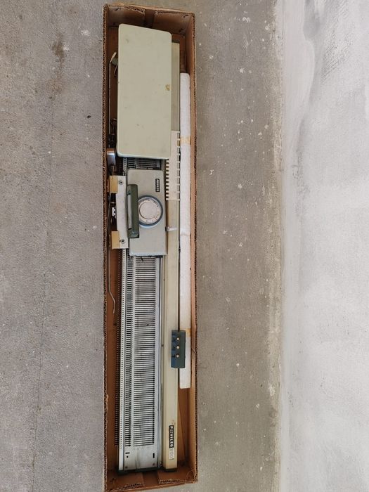 Vând mașina de tricotat Privileg 200