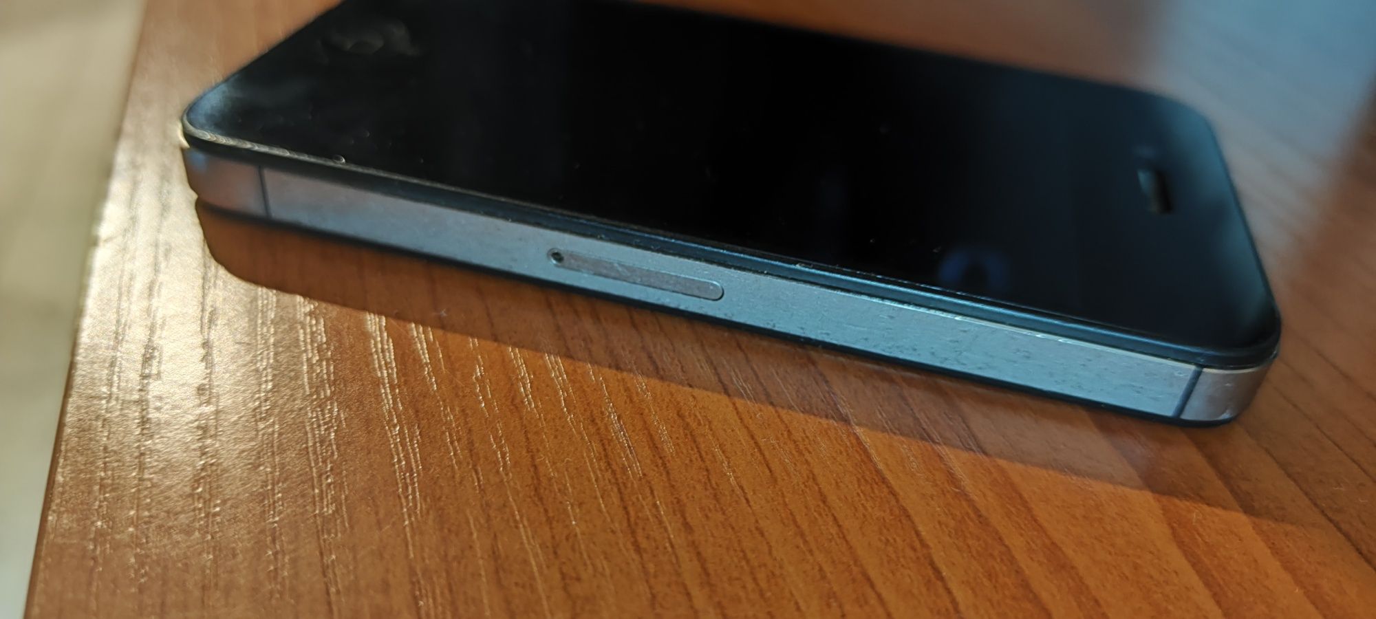 iPhone 4S.           .