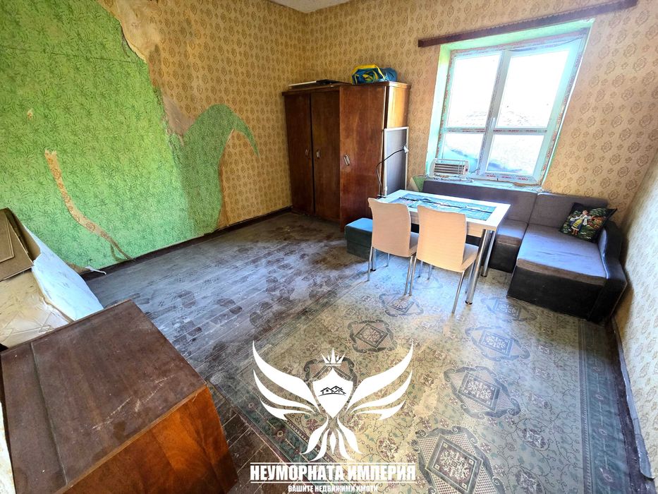 Продавам двуетажна къща 240РЗП с широк двор 1280кв. в с.Дълбок Извор