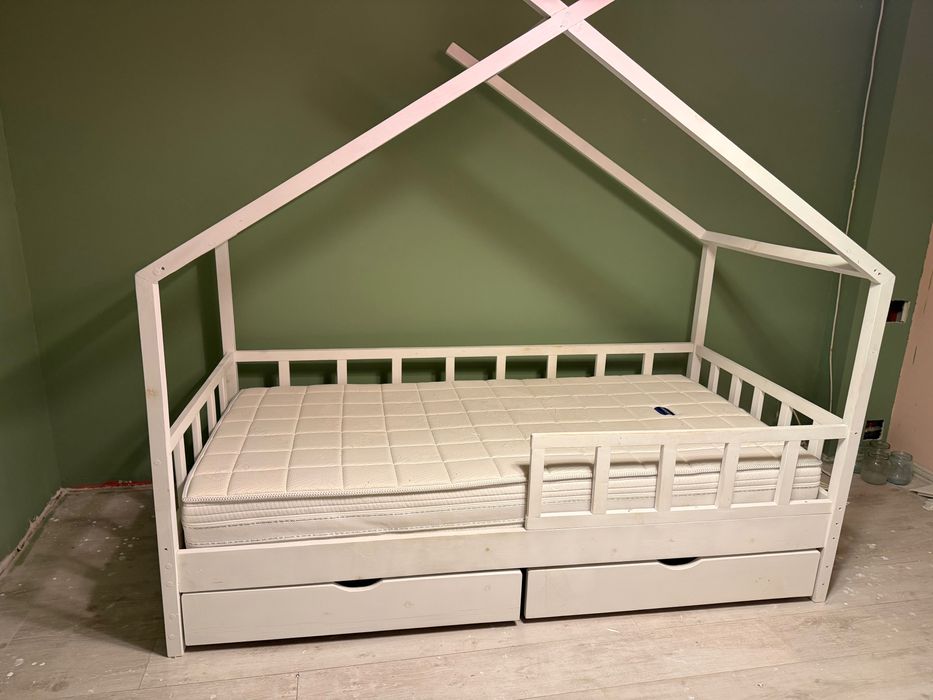 Легло къща и етажерка къща