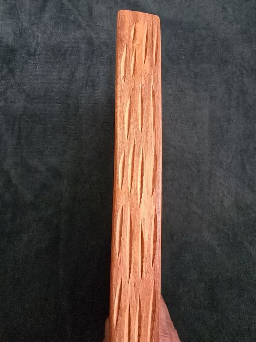 Tablou din lemn sculptat – Mâini în rugăciune, artizanat românesc
