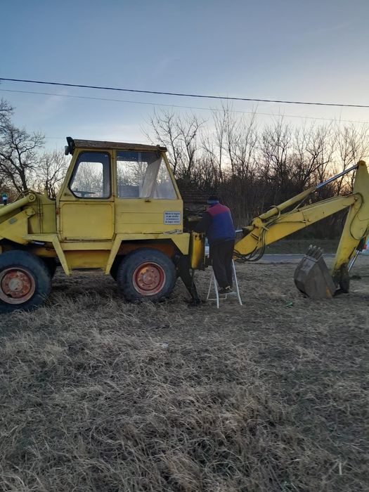 Buldoexavator cu cupa și cui