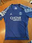 PSG 4th kit, player version. Vezi descrierea.