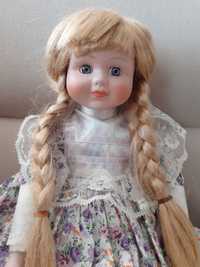 Сувенирна порцеланова кукла