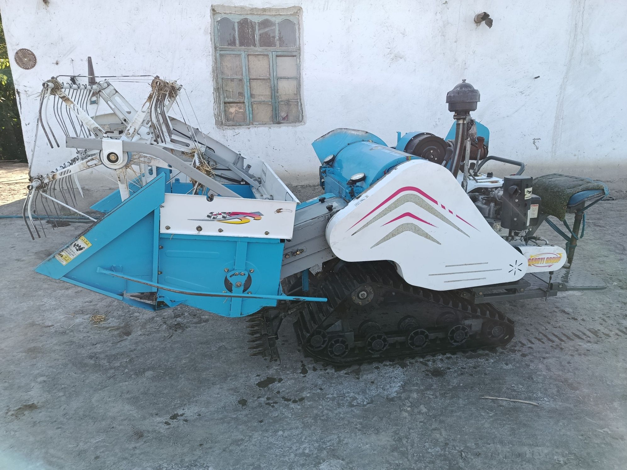 Mini kombayn sotiladi