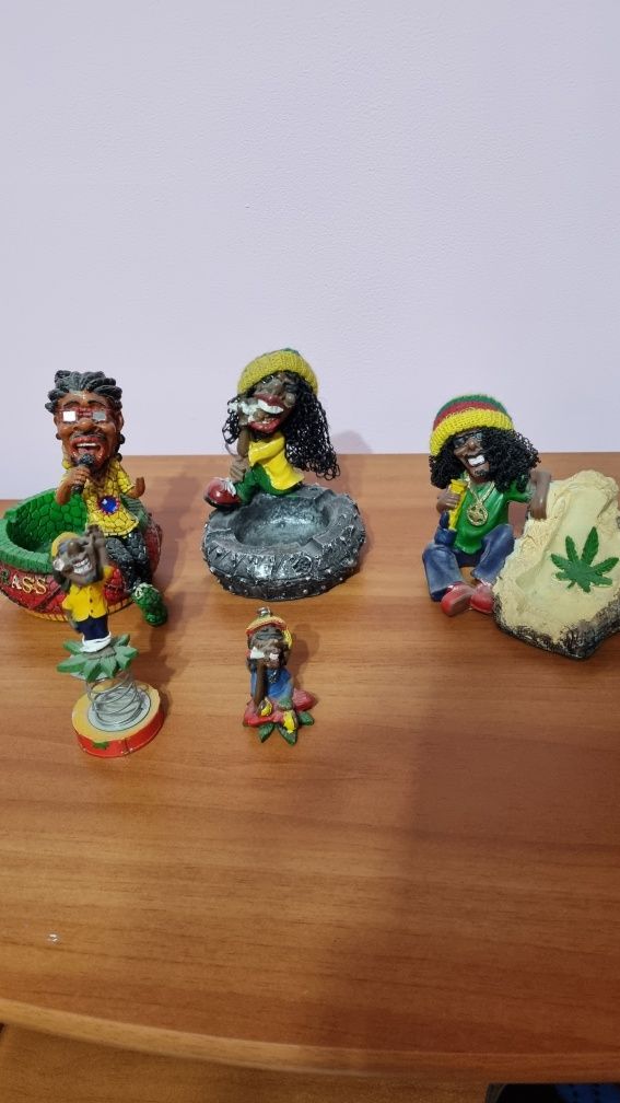 Vând scrumiere și figurine cu jamaicani