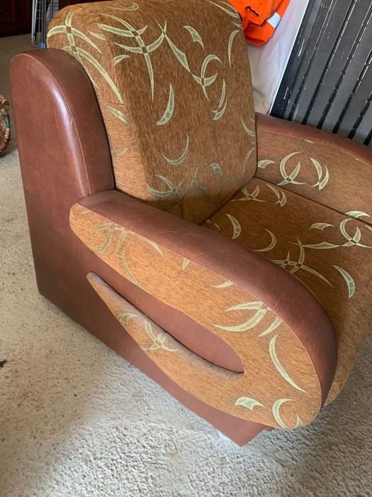 Fotoliu pat și un birou