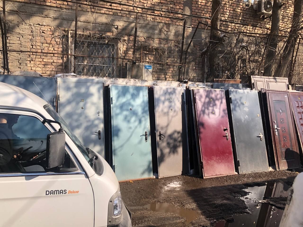 Temir eshiklar kanteir va voxtinchalik uchun