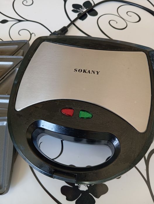 Вафельница почти новая