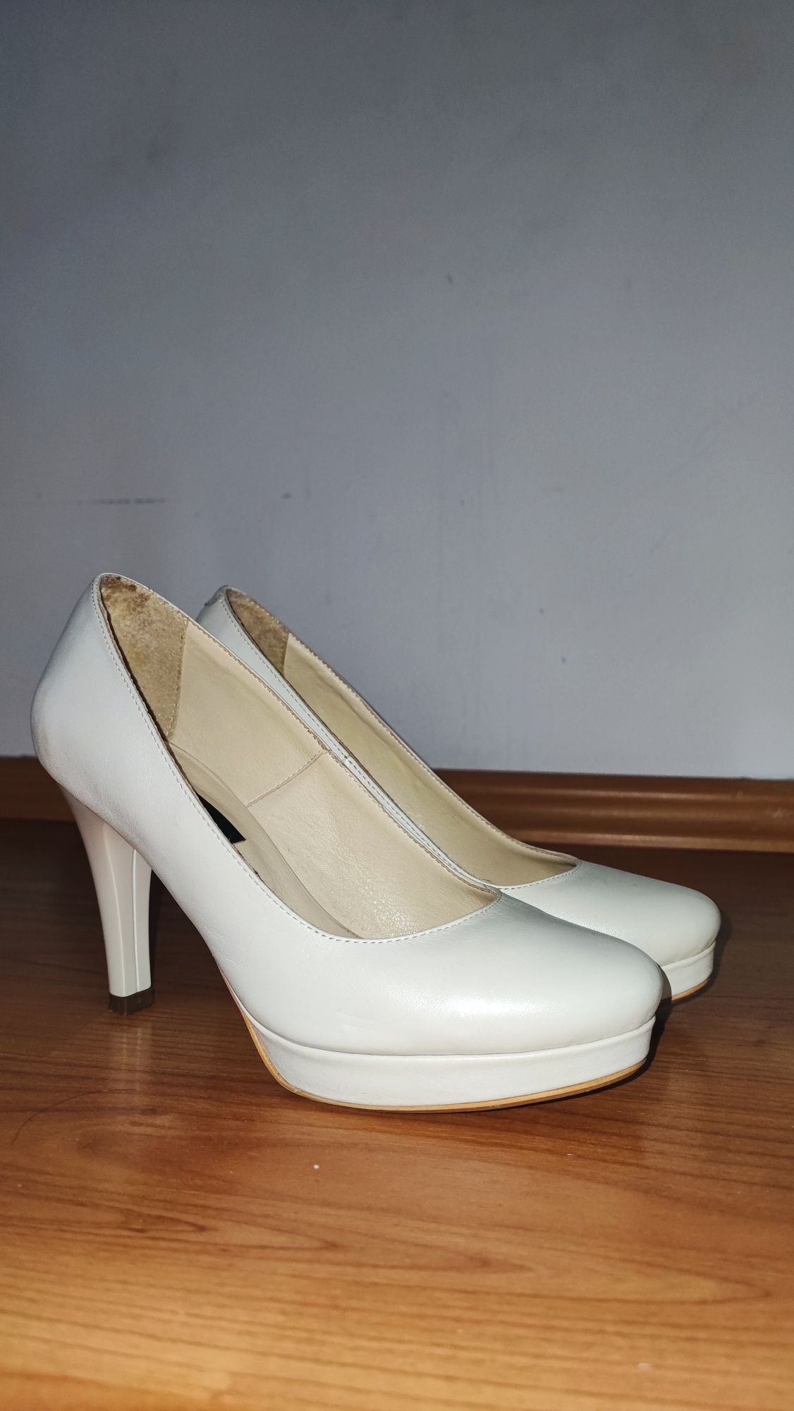 Pantofi cu toc (culoare alb-sidefat) măsura 36-37