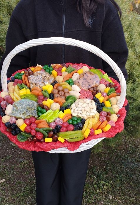 Подарочный корзина из сухофруктов.оргинальные подарки полезные подарок