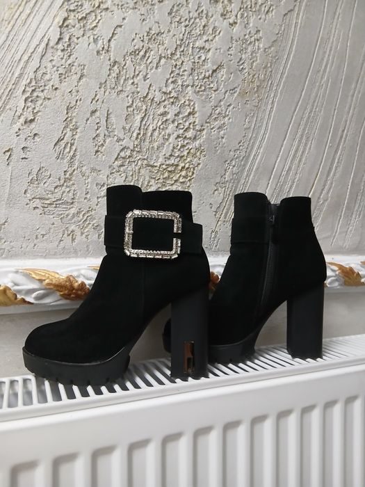 Vând botine  de catifea urgent pret Negociabil