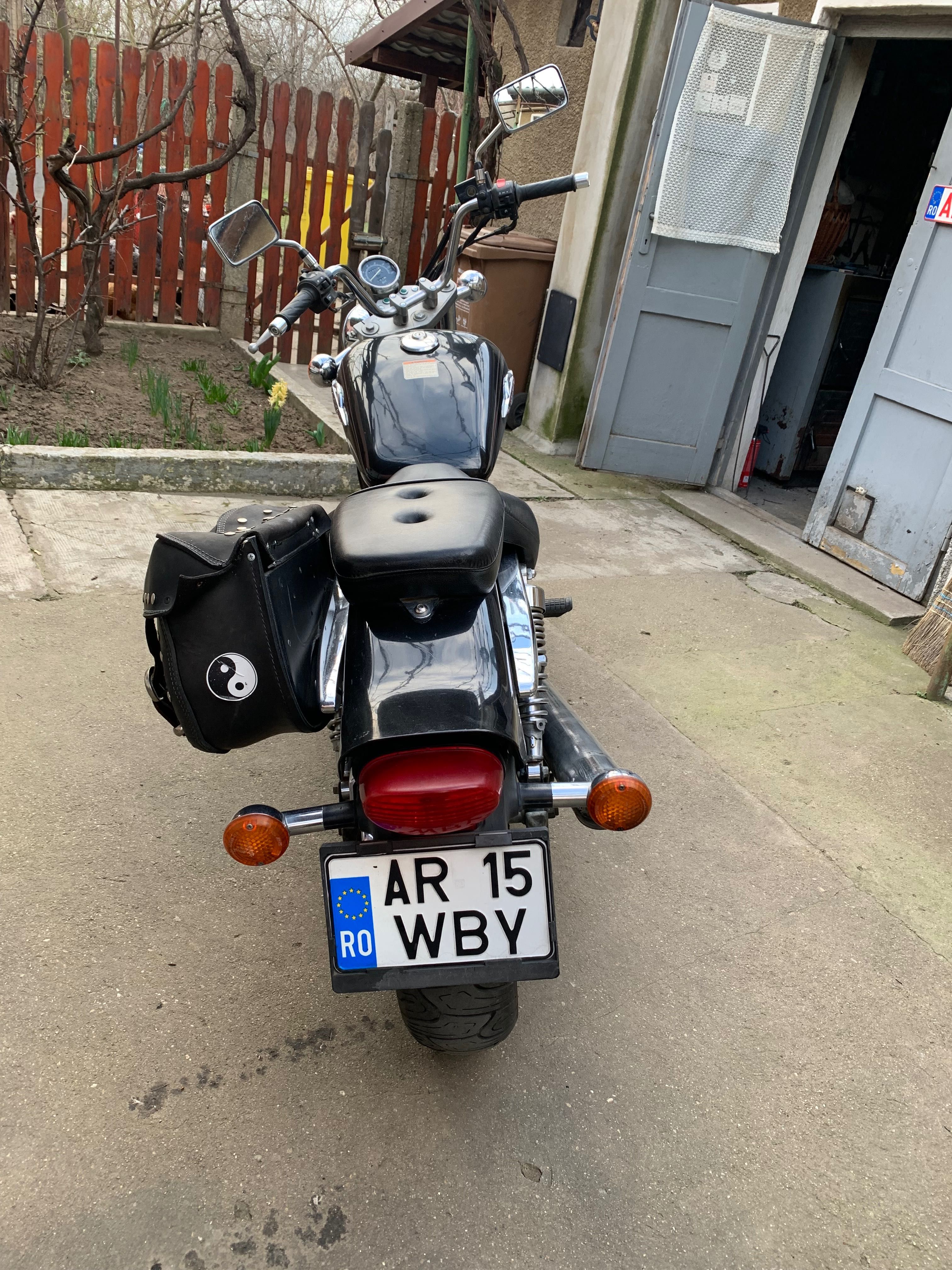 Vând motocicletă Suzuki