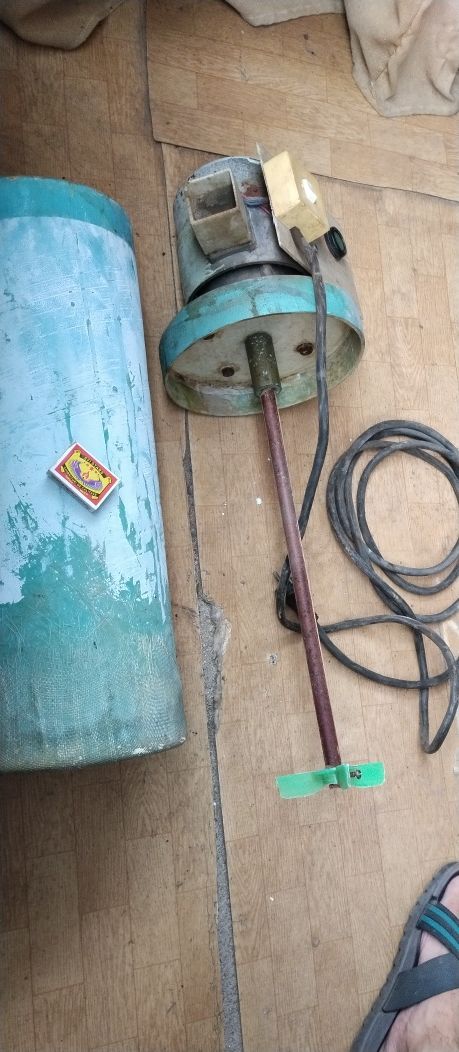 Голям миксер за разбъркване на мляко и др.течности