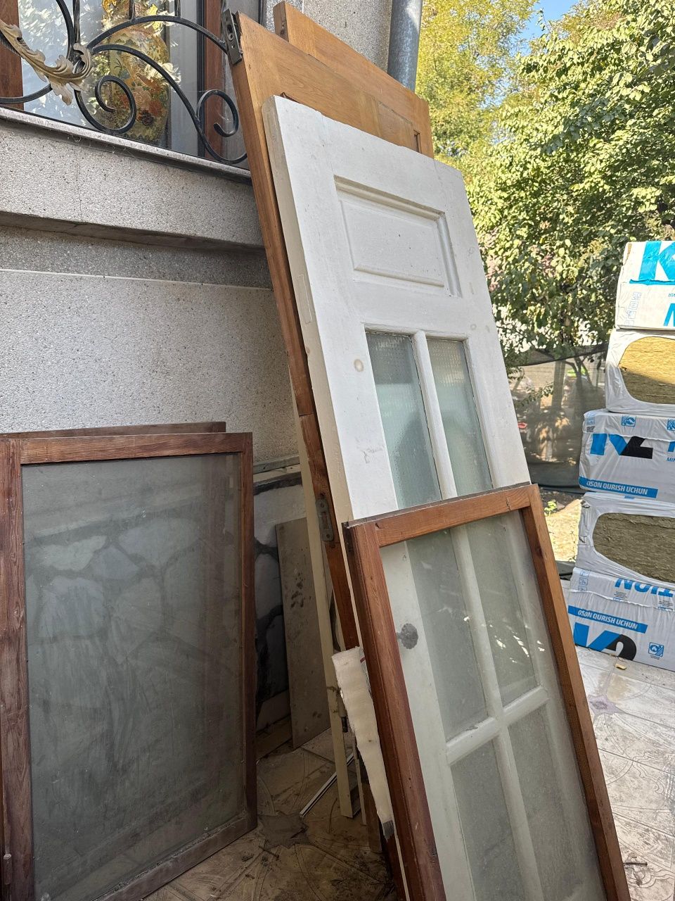 Продаётся не дорого окна и двери б/у шпон