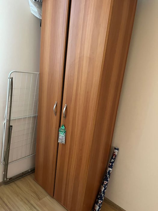 Стари мебели - гардероби, шкафове и маси.