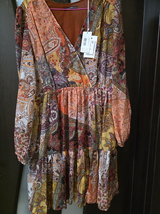 Рокля Guess, с етикети