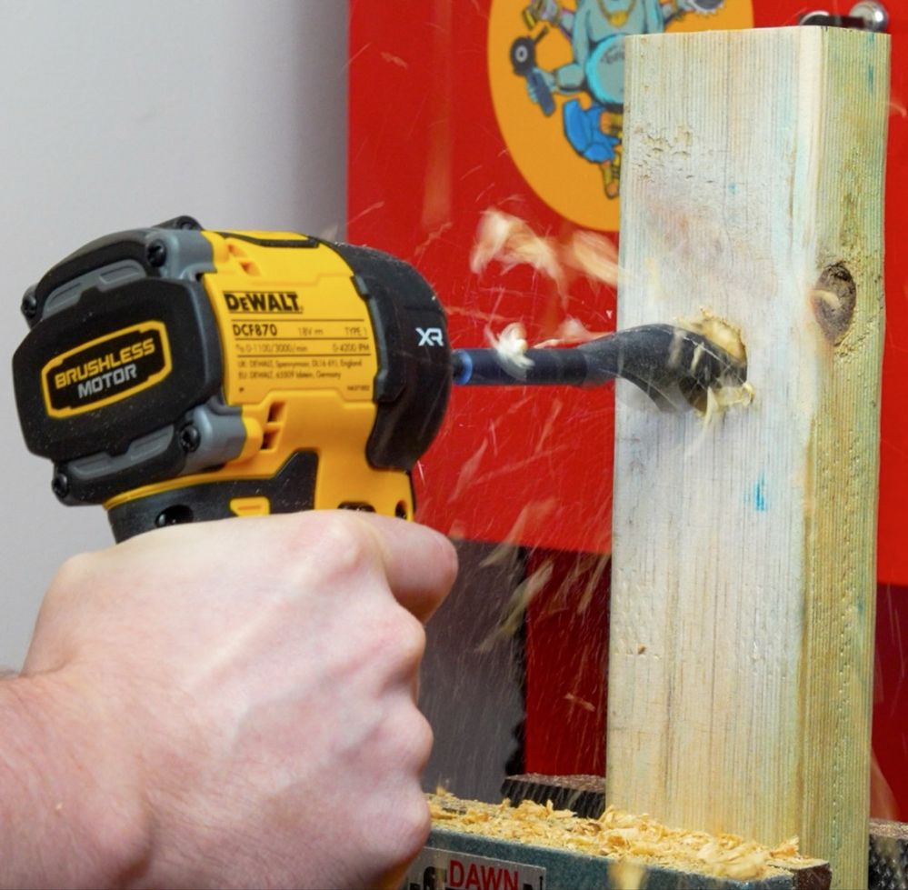 Новият Ударен Импакт / Винтоверт DeWALT DCF870N 18V