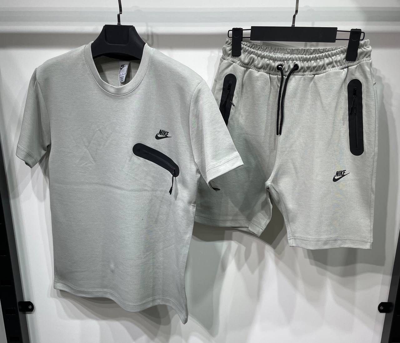 Compleu Nike Tech Produs 2024 l Compleu Pantaloni + Tricou NOU