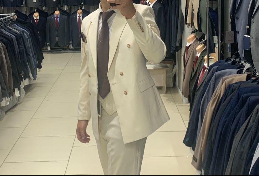 костюм , молочный новый , продаю!