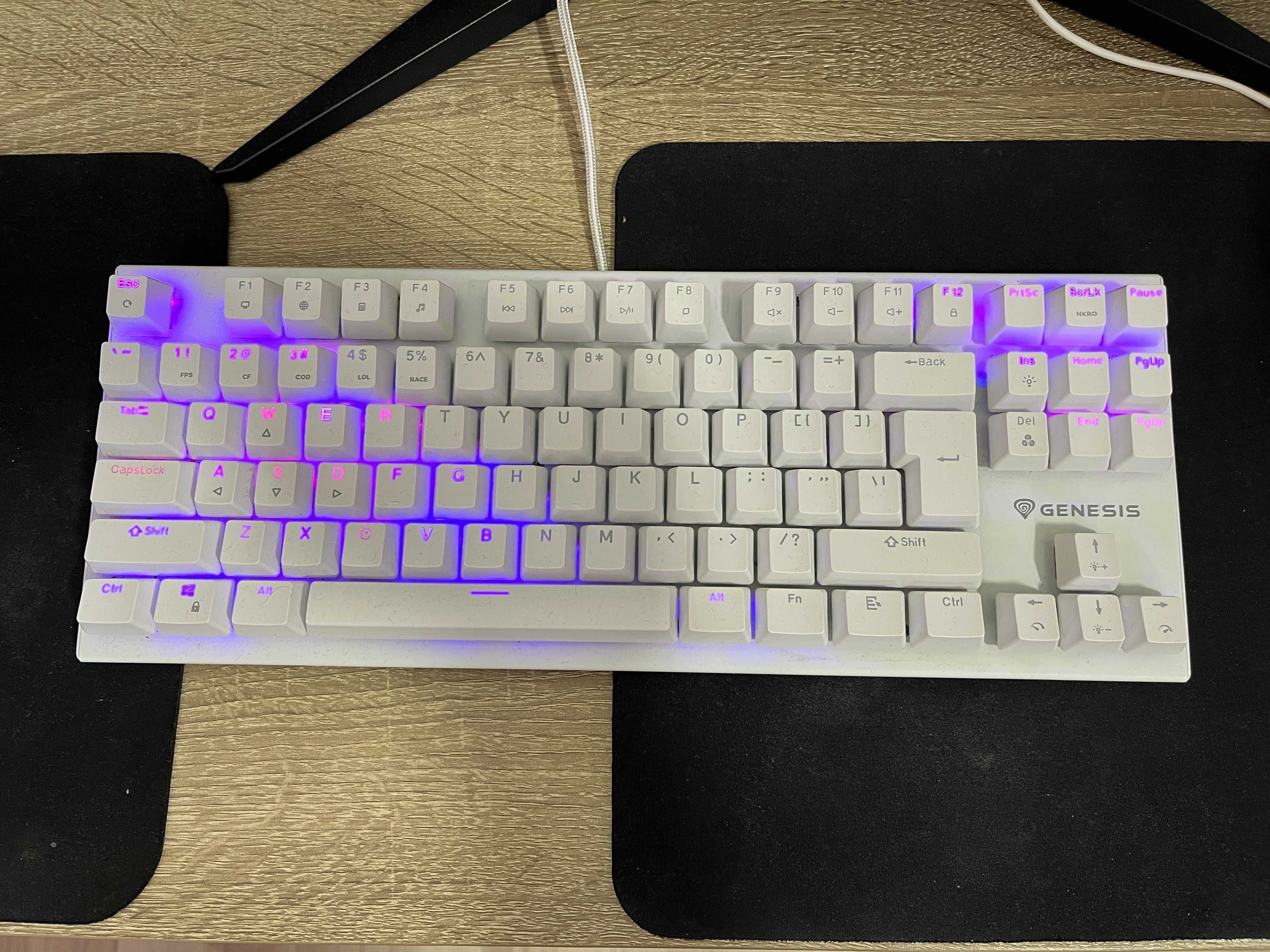 Продавам механична клавиатура Genesis Thor 303 TKL