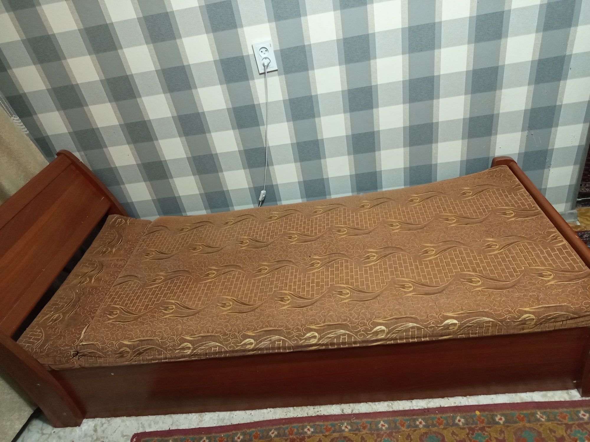 Продам кровать односпальную