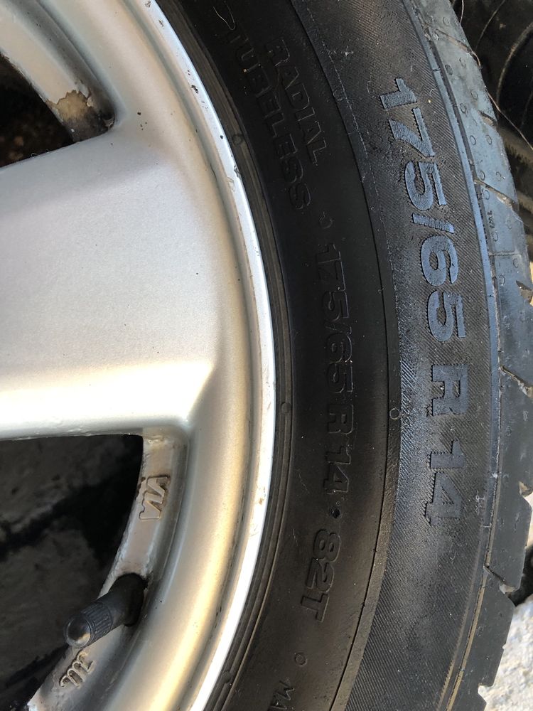 Летни гуми с джанти 175/65 r14 от голф 4