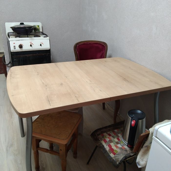 Кухонный стол в хорошем состоянии