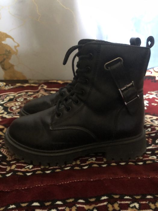 Продаются женские сапожки.
