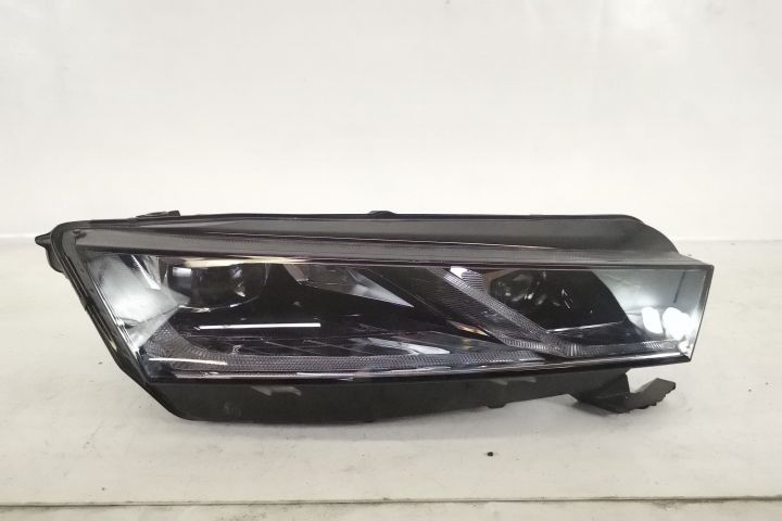 Фар Дясно Оригинален Лед В Добро Състояние Crystal Lighting Шкода Окта